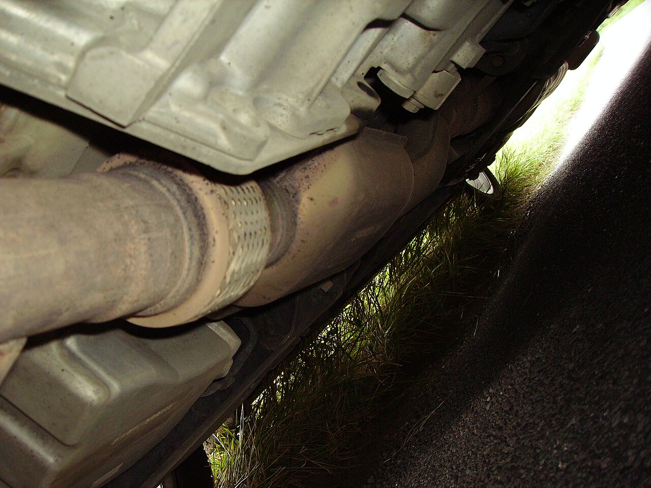 Catalytic converter mounted in an exhaust system